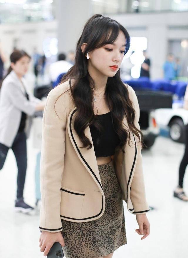 原创程潇不只是奶潇挑战巴掌大抹身材搭豹纹短裙上下一起露