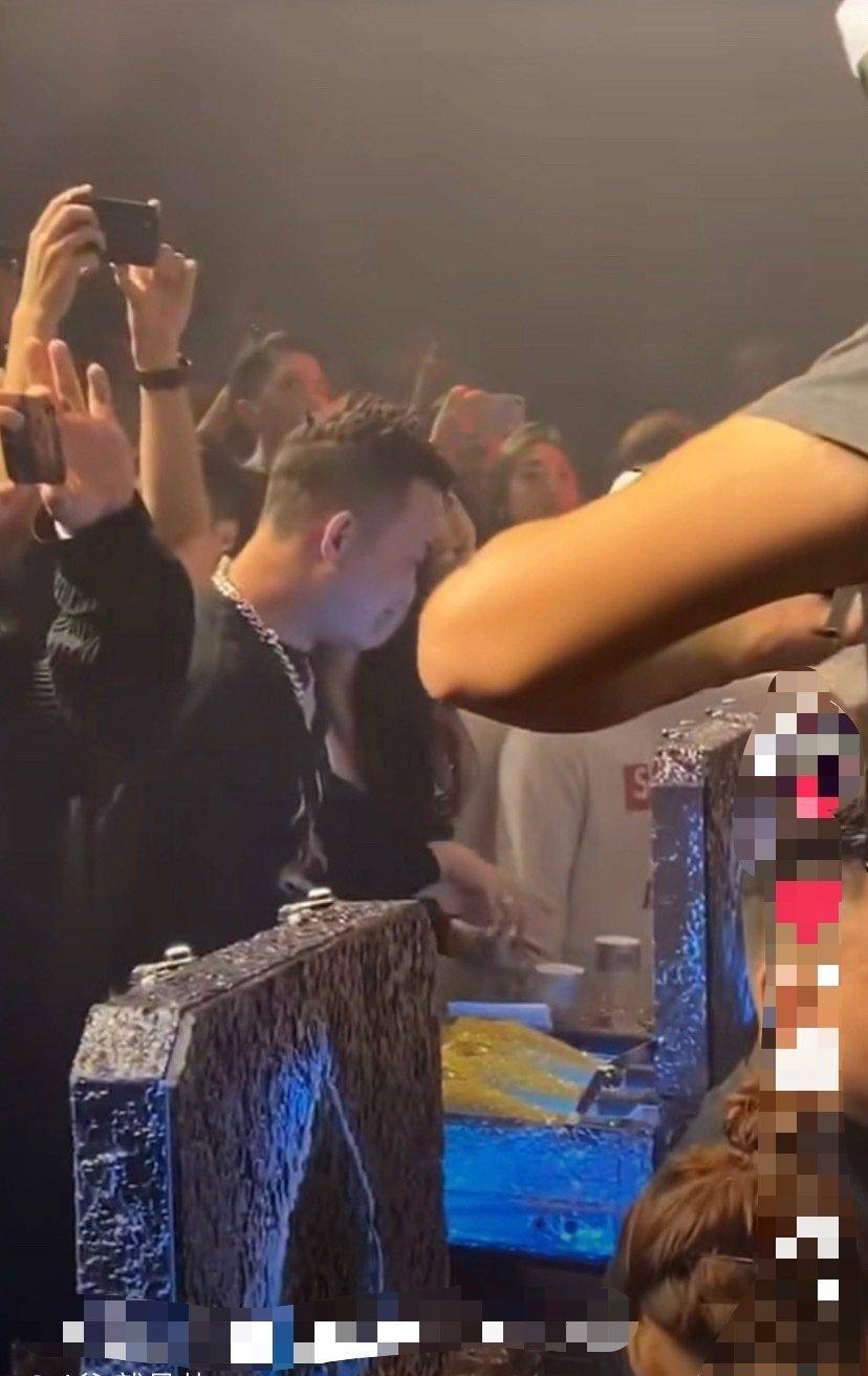 原创产后4个月去蹦迪gai带老婆现身酒吧王斯然全程摇头玩的超嗨