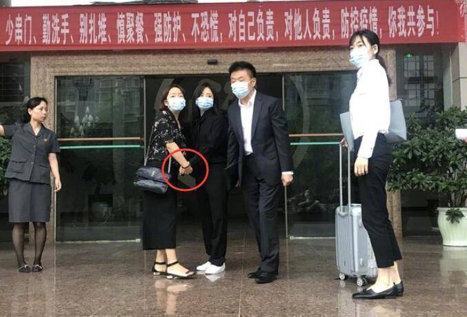 谭松韵出席妈妈被撞案庭审一身黑衣表情严肃获经纪人牵手打气