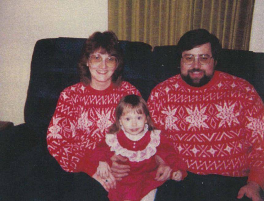 因为养父母当初是通过养父的弟弟john才获得了heather,所以养父母一直