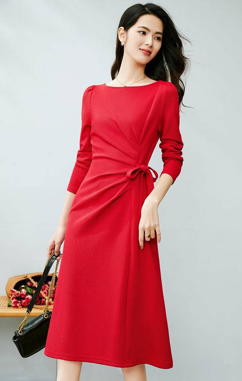 春季流行气质穿搭,这条红色连衣裙高级又时尚,让你惊艳十足