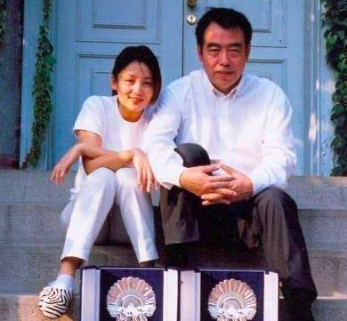 原创陈红旧照曝光20年前陈凯歌家沙发上躺姿惊艳人间尤物引热议