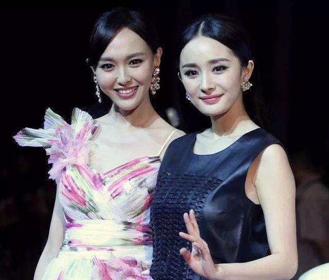 出席活动趴在好友肩膀上杨幂眼神充满柔情但好友却无动于衷