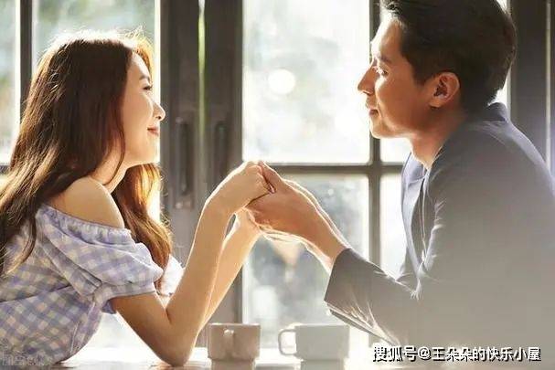 所以,当女人喜欢一个男人时,男人对她进行一些肢体接触,比如说牵手,搂