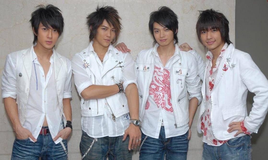 在娱乐圈内短暂试水了一阵子后,2005年,炎亚纶进入"飞轮海"组合,正式