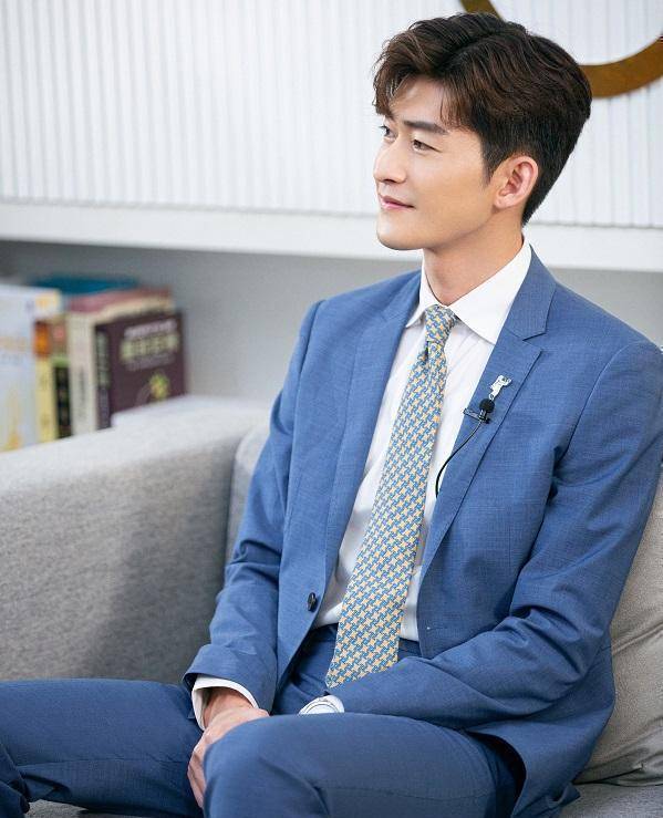 张翰上厕所排场大保安不让群众进厕所网友不愧是霸道总裁