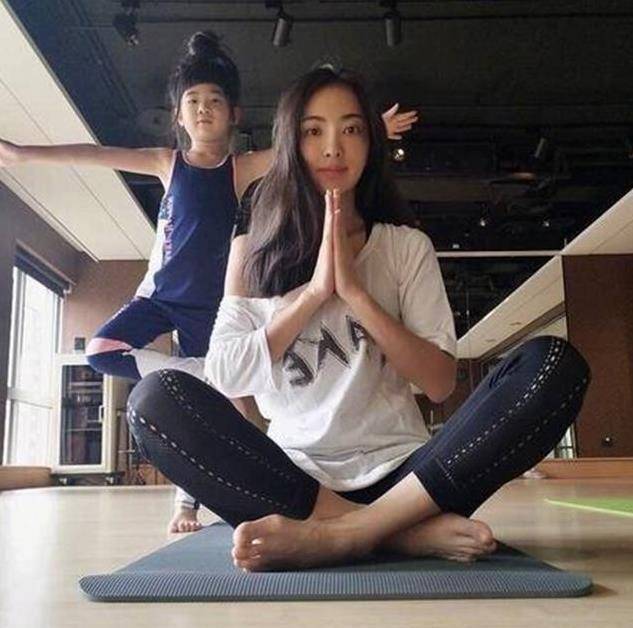 曹格女儿小时神似蜡笔小新如今美到认不出网友我来提亲