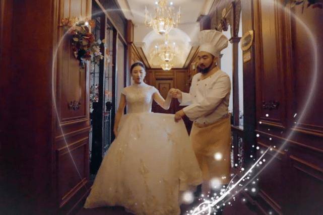 何雯娜裙摆太蓬坐不到凳子谁注意梁超手上动作真没爱错人