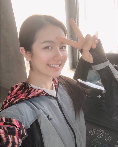 李兰迪翻身逆袭瘦好多最新照穿黑皮裙小蛮腰太勾人美到不敢认