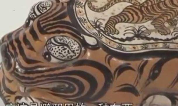 美女拿着太爷爷的枕头鉴宝,称爷爷摸一下都会被打,专家:打得好_老虎