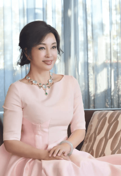 资料显示,陈国军和刘晓庆先示同居了一段时间,体验了有对方的生活一段