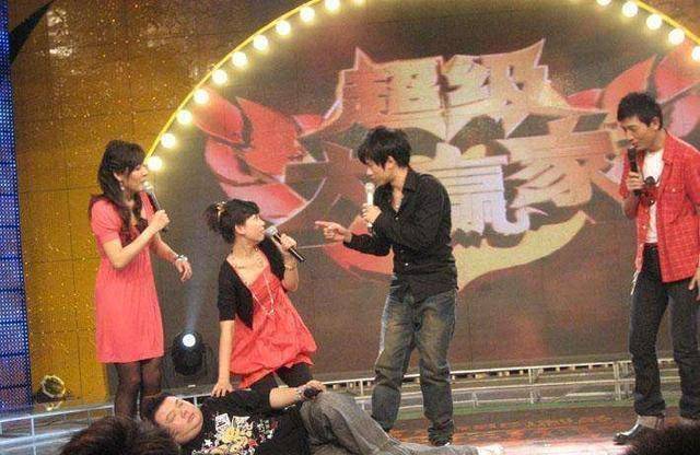 曾是安徽卫视当家一姐,最红时隐退嫁人生娃,儿子像极奥巴马_周群_工作