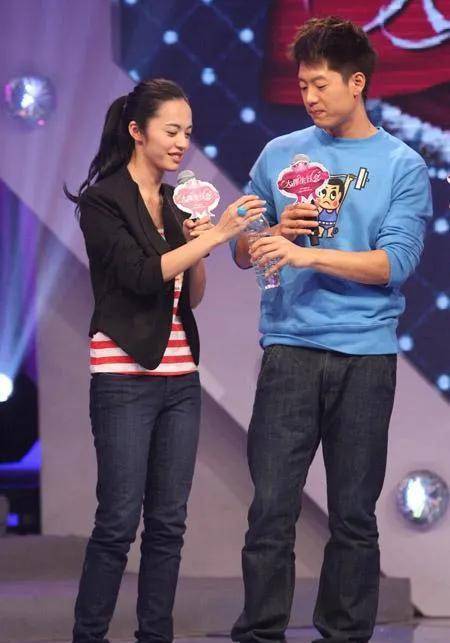 2009年,两人为了挽救爱情,姚晨甚至自降片酬和凌潇肃一起合作了《和