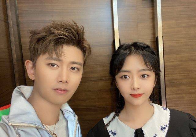 迪丽热巴新剧官宣,与任嘉伦上演摸头杀,二人cp感能否超越任嘉伦谭松韵