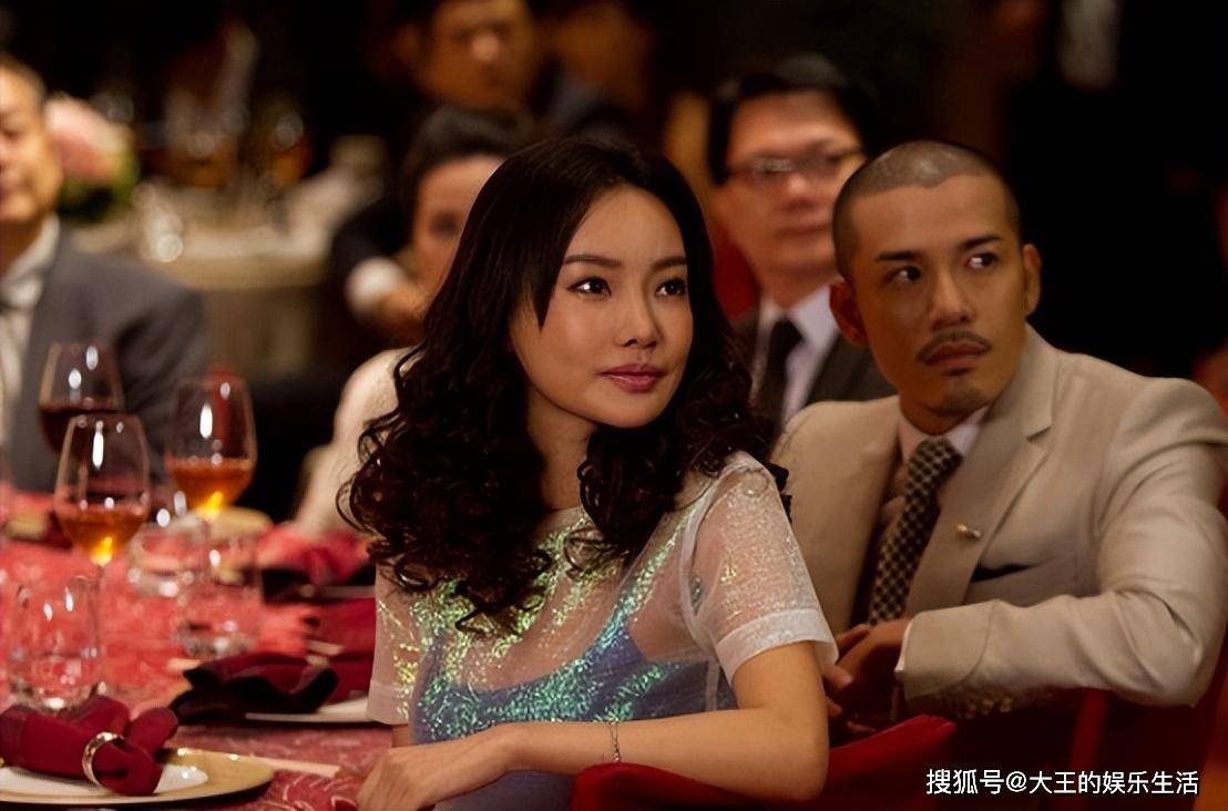 其实那几年,童菲也在不断磨练自己的演技,"澳门风云"的演技总算有点看
