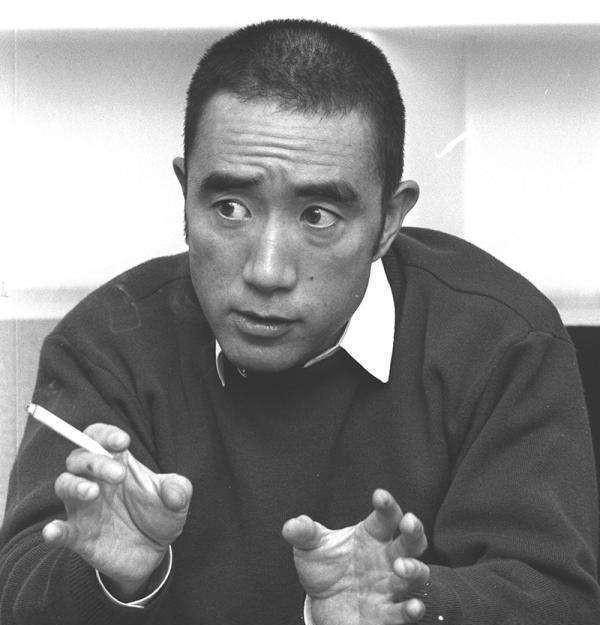 三岛由纪夫切腹自杀时有多惨旁观者连砍三刀都没死痛的直叫