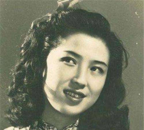 她24岁挤走原配嫁给青帮老大3年后卷走丈夫财产与真爱成亲