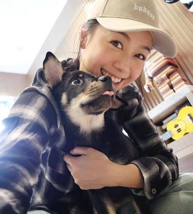 原创场面冷清黄心颖独自庆祝32岁生日手捧蛋糕大笑称要变更疯狂