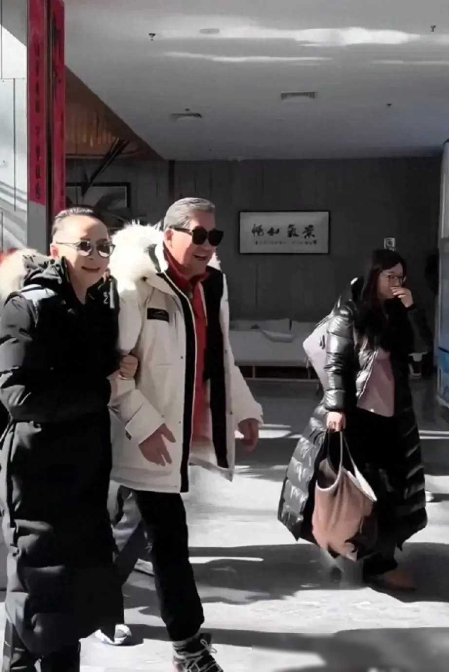 宋丹丹发量稀疏张国立满头银发自然变老无须遮掩