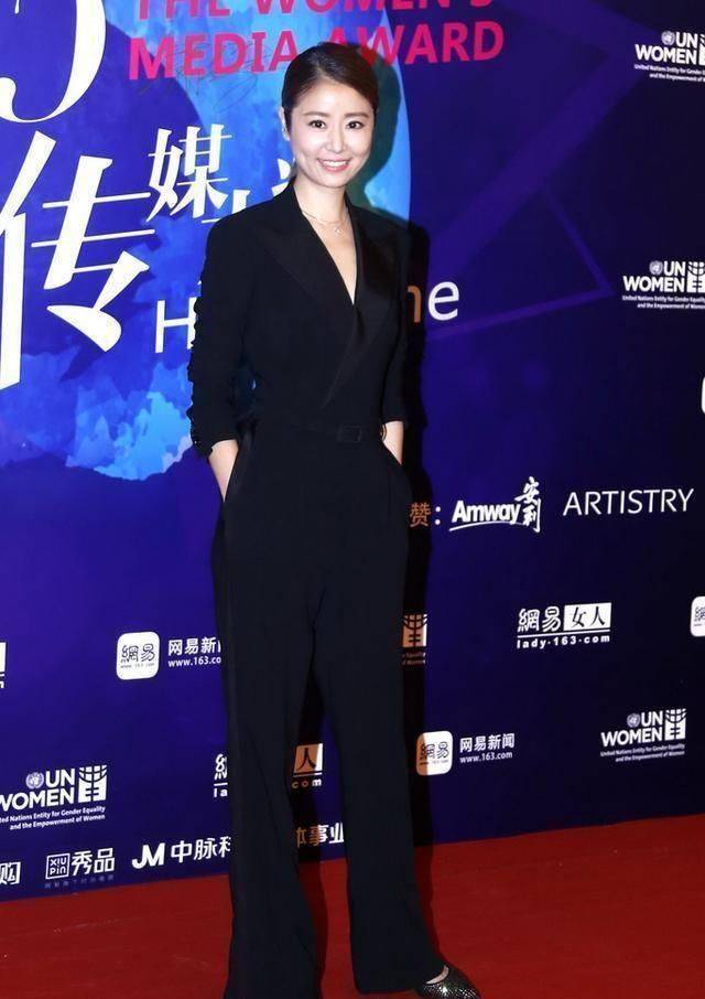 林心如穿紧身裙现身活动,身材圆润全程拿手遮腹,脸还出汗出油!