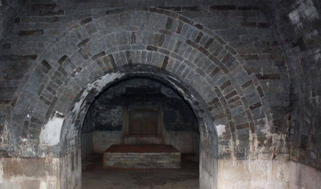 朱棣终于如愿以偿地登基当了皇上,史称明成祖,他登基之后,朱权天真地