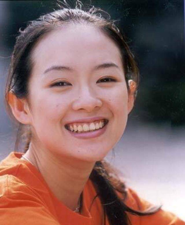 颁奖,自作主张随张导上台,因着装下台后被导演训斥_运气_章子怡_因为