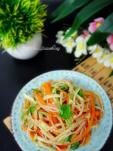 今天做的是金针菇拌黄瓜,看似简单,也是有窍门才好吃哦