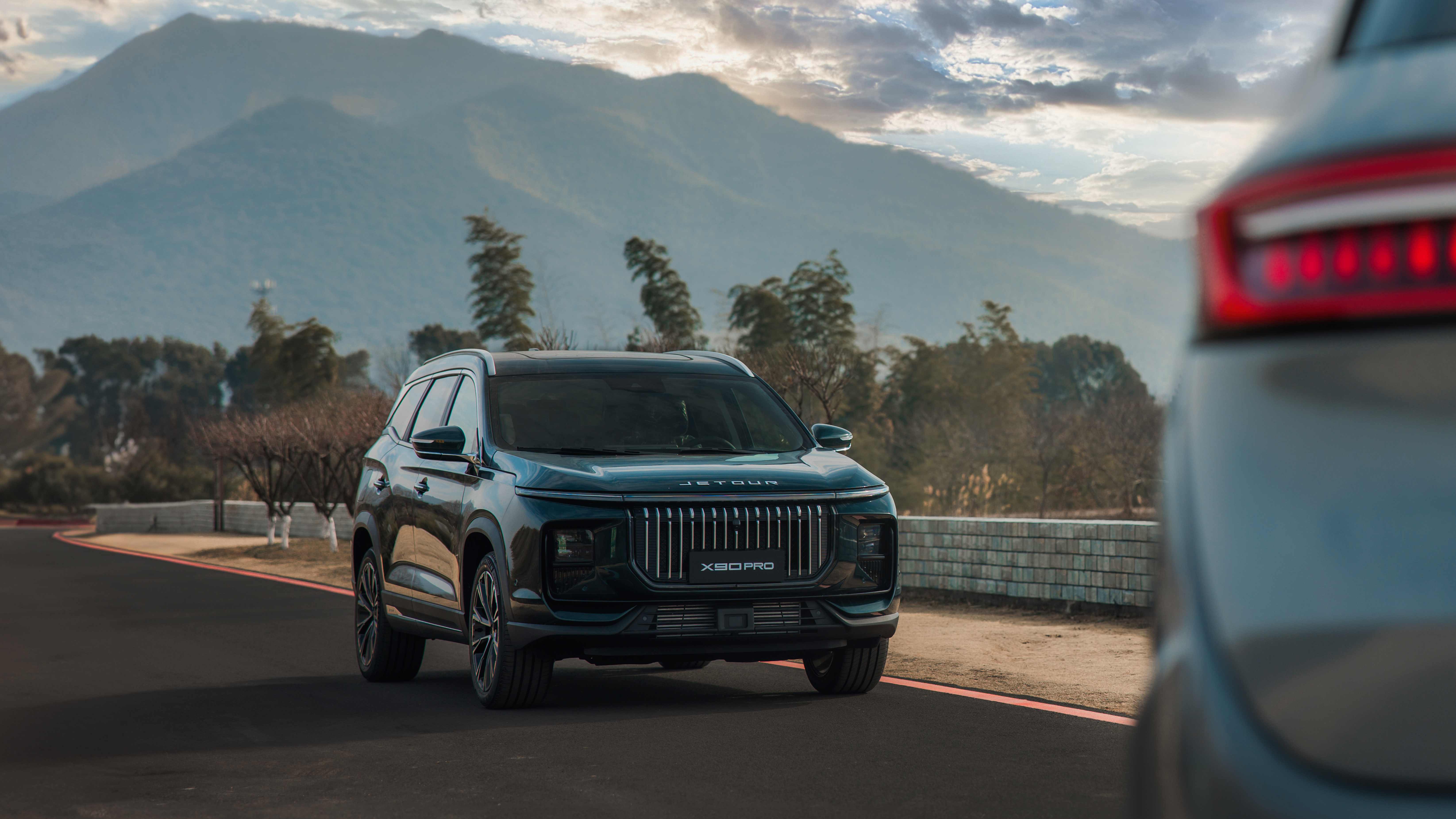 奇瑞风云a8是一款紧凑型轿车,插电混动,纯电续航127公里(cltc工况),车