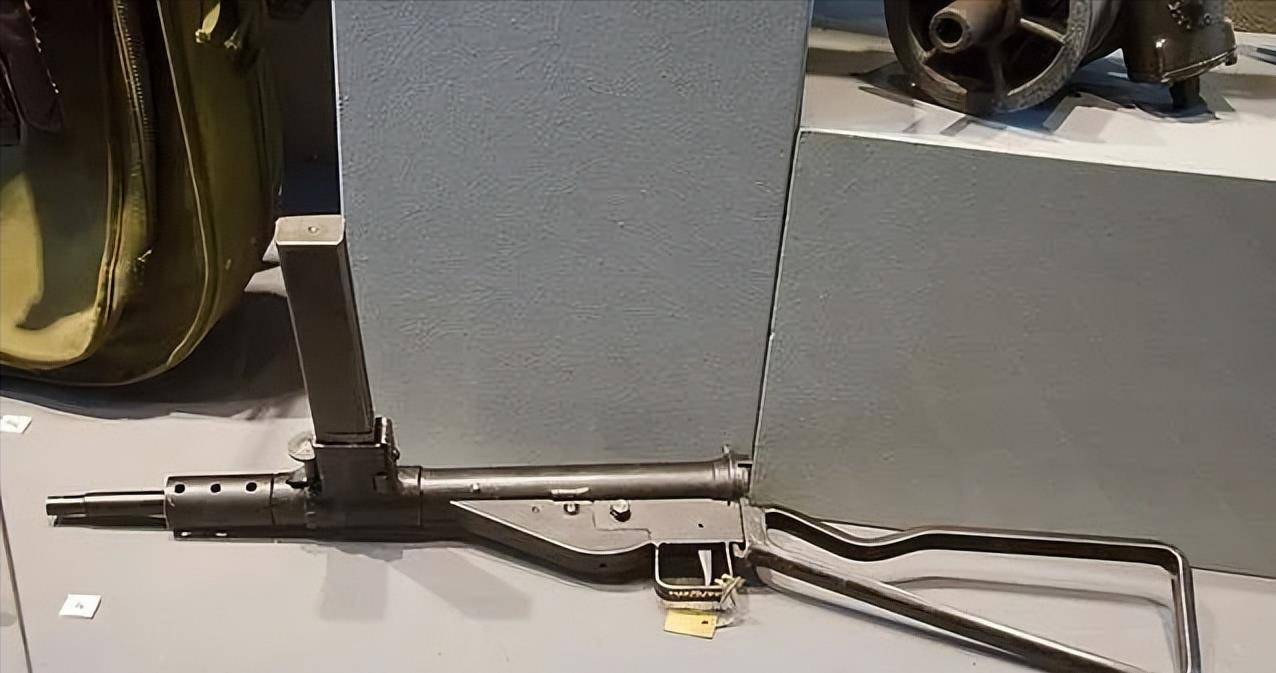 枪械设计小组提供了方案,最后由雷金纳德·谢泼德和哈罗德·图尔平的