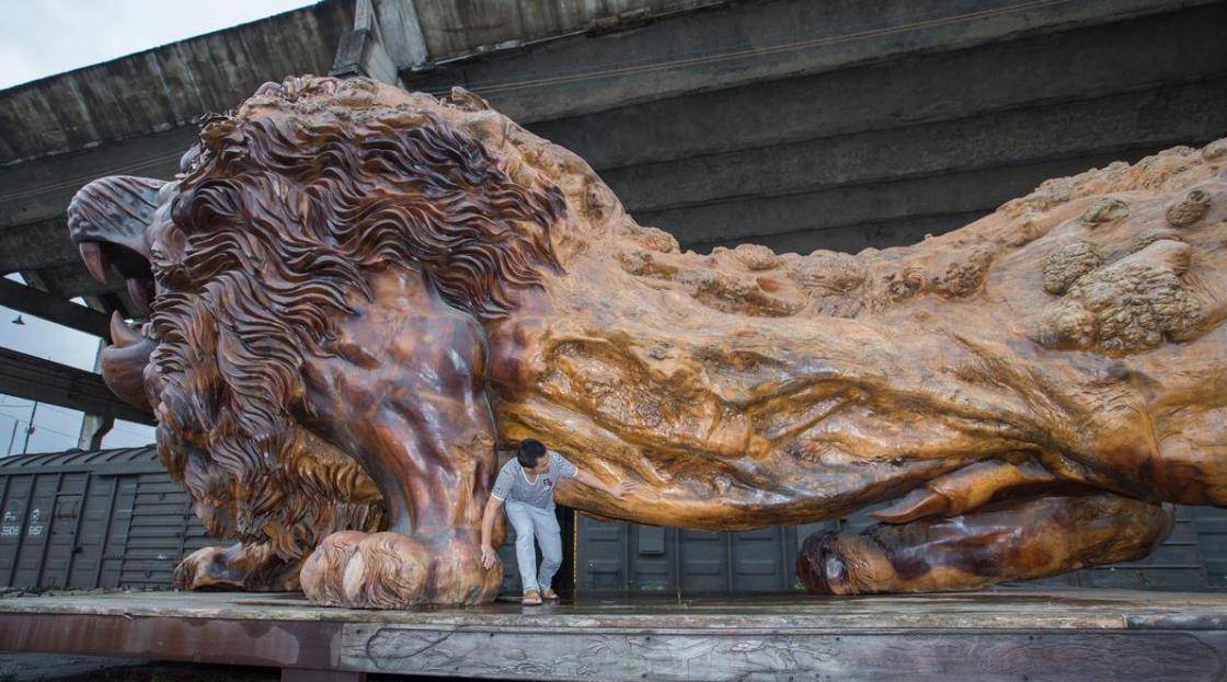 武汉公司花200万雕刻巨狮,富商出价300万不卖,如今已搁置7年_根雕