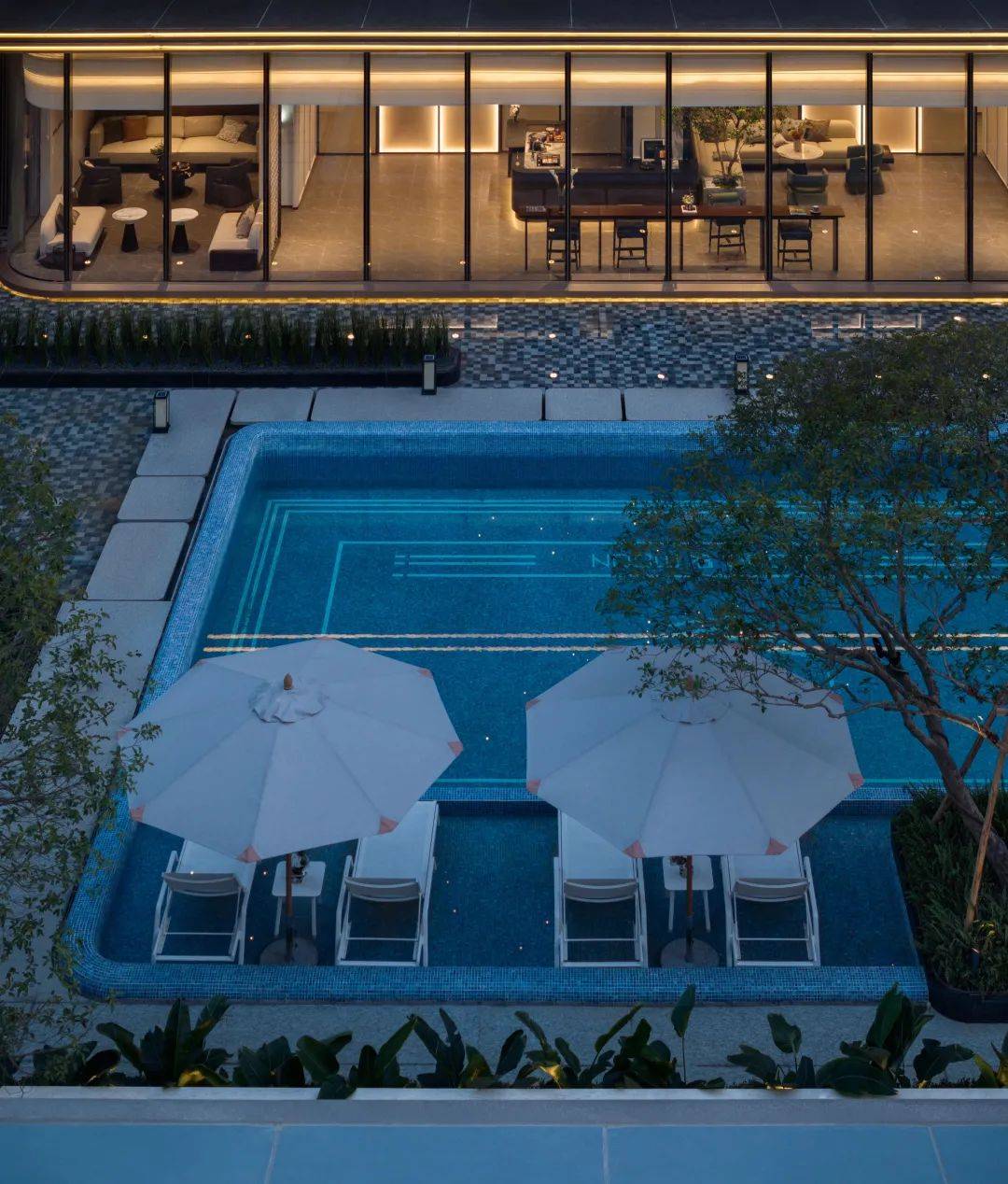 (泳池实拍)小而精致的园林,遍布蓝珍珠石材,而且整个小区做好了风雨