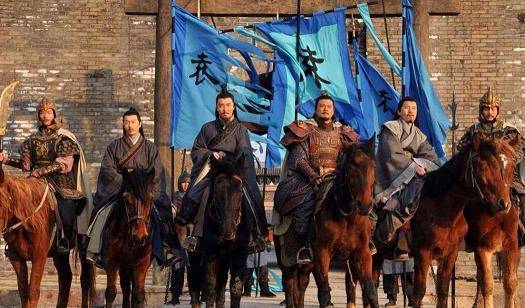 两个人的关系越来越亲密,后来袁绍被任命为中军校尉,曹操是典军校尉