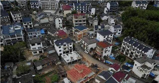 村:村民们都在欧洲做生意,家家回村盖楼房住别墅_胡克毓_村子_塘村