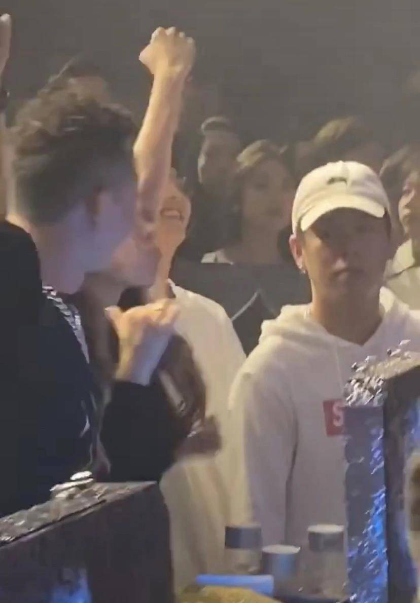 原创产后4个月去蹦迪gai带老婆现身酒吧王斯然全程摇头玩的超嗨