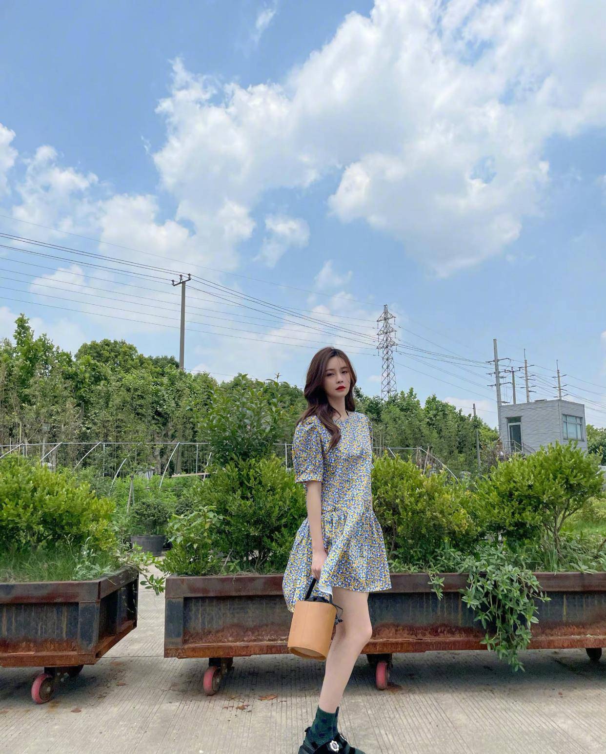 沈梦辰独自一人过节日晒美照不见海涛身影捂嘴微笑氛围感十足