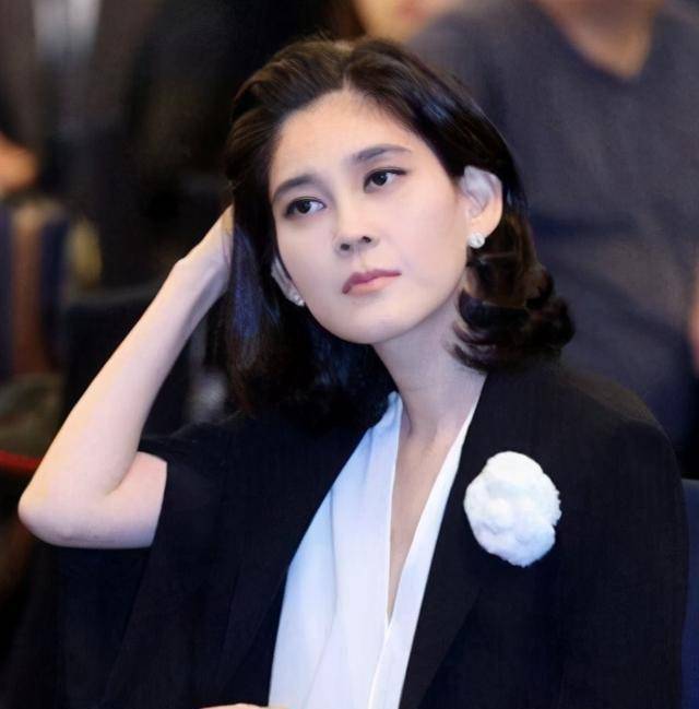 三星会长告别仪式阵仗大!李富真穿白衣憔悴不已,李在镕显大家长范_李