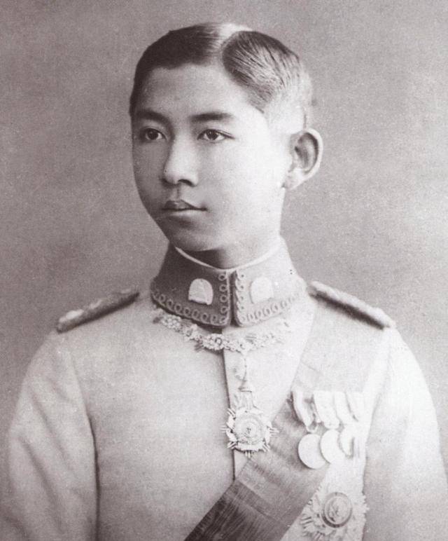 原创贫穷姑娘唯一的出路就是读书看看拉玛九世的母亲就知道了