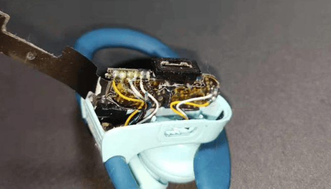 缺乏抗衰减性能设计的耳机,长时间使用后可能会出现音质下降,启动困难