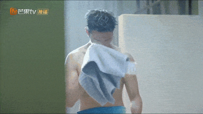 而杨业明虽然现在知名度还不是很高,但有着模特好身