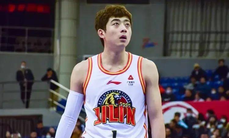 原创cba三热点曾凡博连续3盖帽胡明轩空砍准三双刘天意爆砍26分