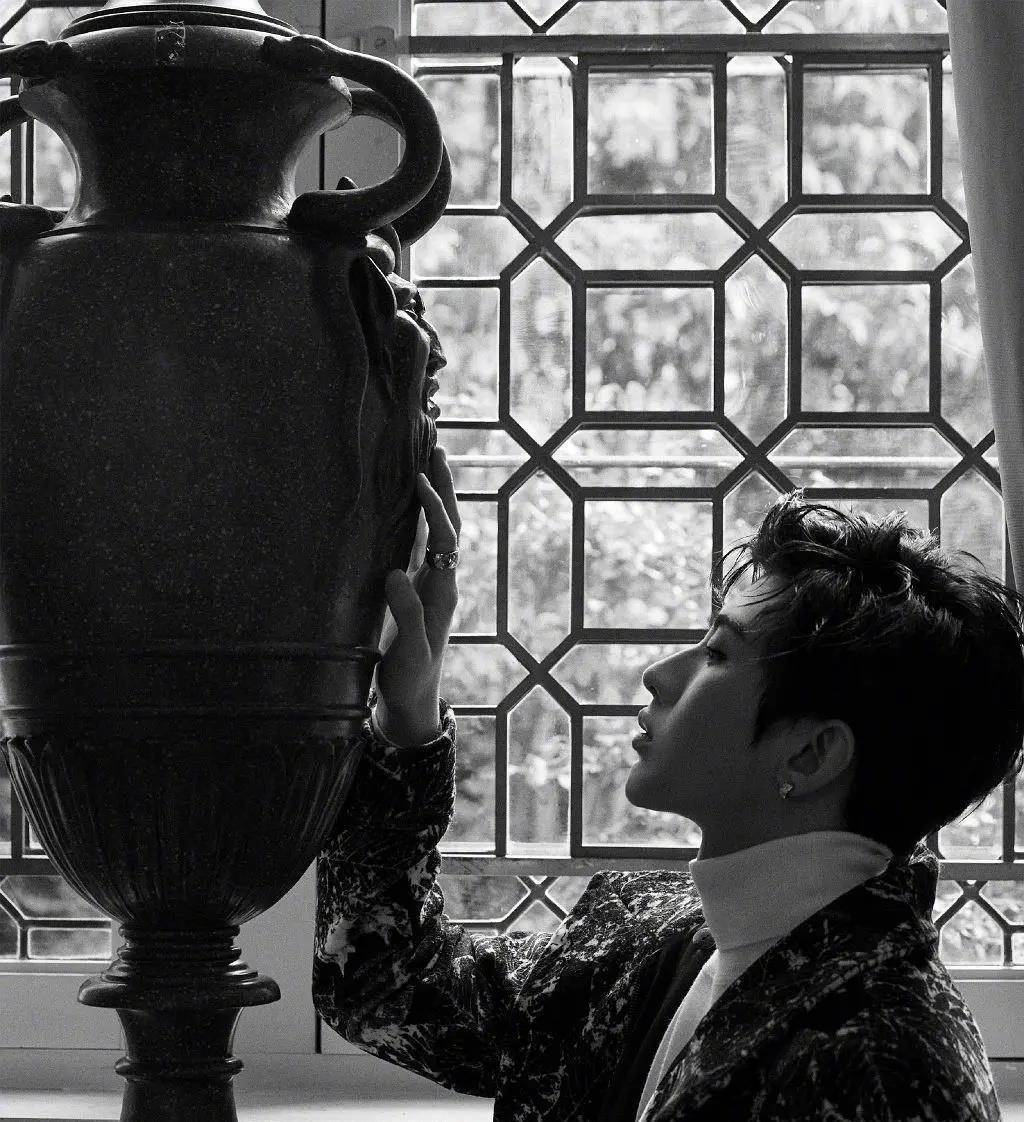 原创黄明昊地下车库帅照蔡徐坤氛围感大片出炉你有被谁帅到