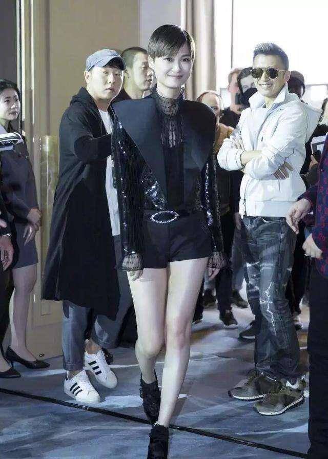 原创曾轶可近照依旧不改中性风打扮网友李宇春都转型了你还坚持