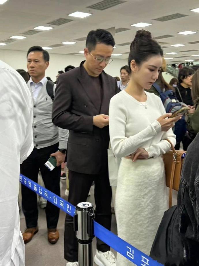 马筱梅现身韩国机场,戴新款钻戒超抢镜,外衣一直被汪小菲拿着_未婚妻