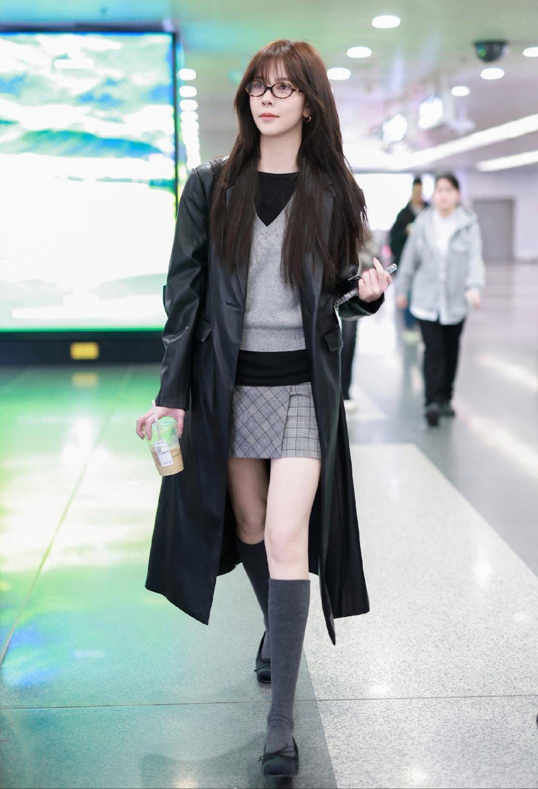 探秘宋妍霏的御姐风范:短裙长筒袜搭配曝光!