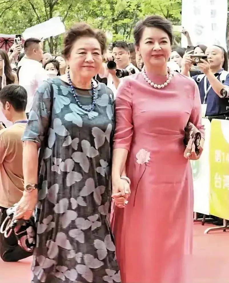 胡慧中穿少女时期粉裙身材珠圆玉润却满身贵气跟同龄奶奶同框像两代人