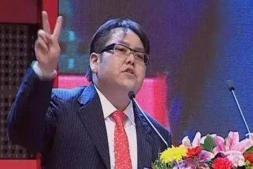 李天虎没有争过李兆会,李兆会在家族的拥簇下走上了集团的高位,在任