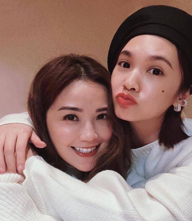 都要与她做好友,何况那些与她共事的同行,比如钟欣潼,容祖儿,郑希怡