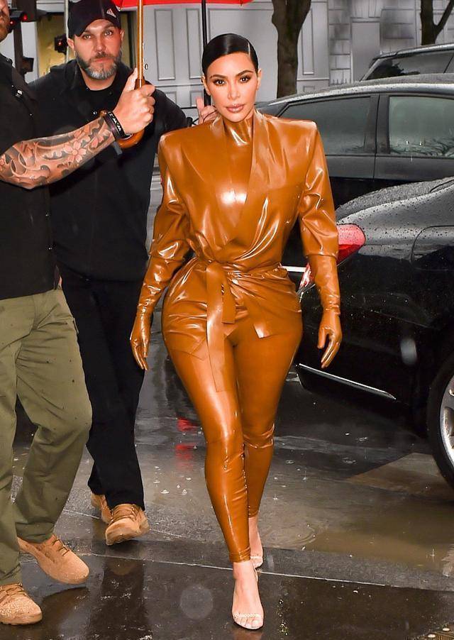 卡戴珊的"乳胶衣"才是真厉害,一般人扛不住_款式_衣服_时装周