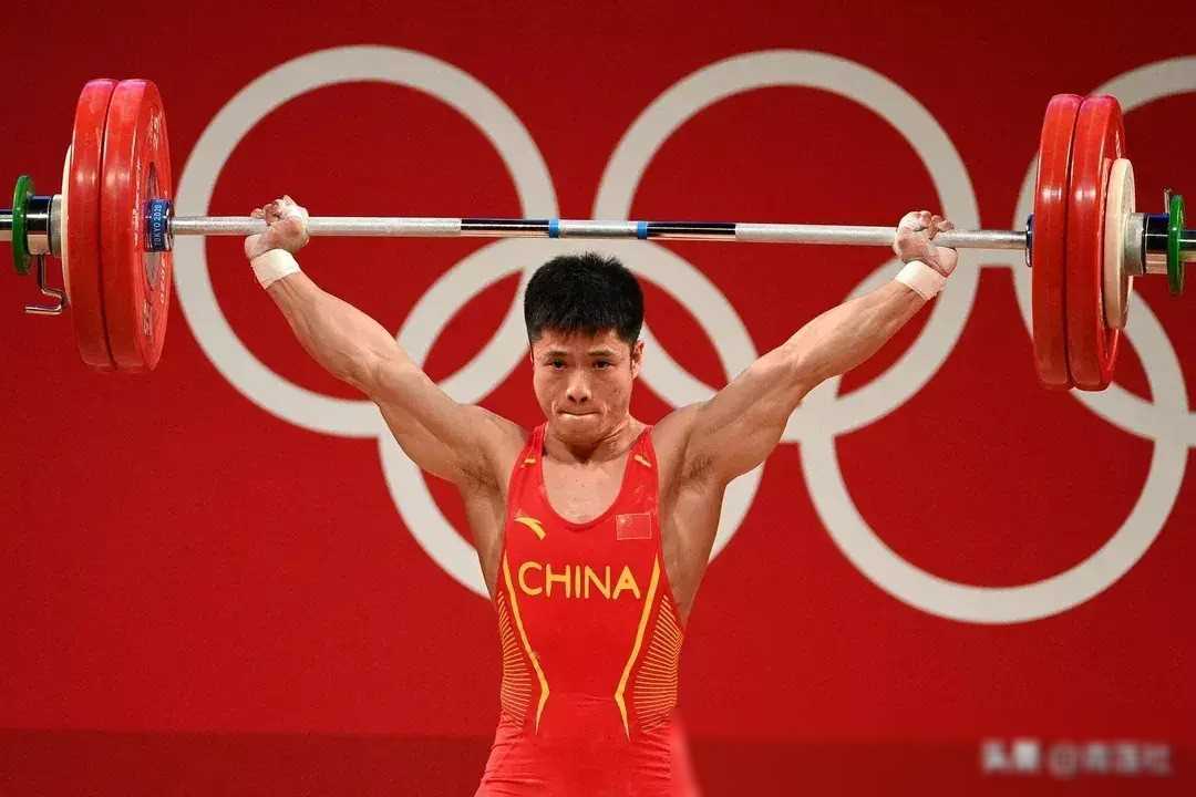 李发彬和谌利军是中国举重队的两名顶尖选手,在2021年东京奥运会上