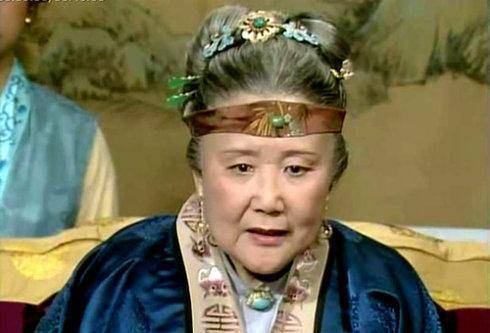 正因此,赵姨娘除了有欲将宝玉除之而后快之心,对王熙凤亦是恨不能敲骨